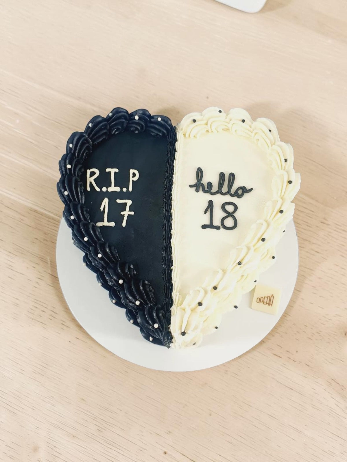 Ασπρόμαυρη 3dΤούρτα "Hello 18" για 18α Γενέθλια