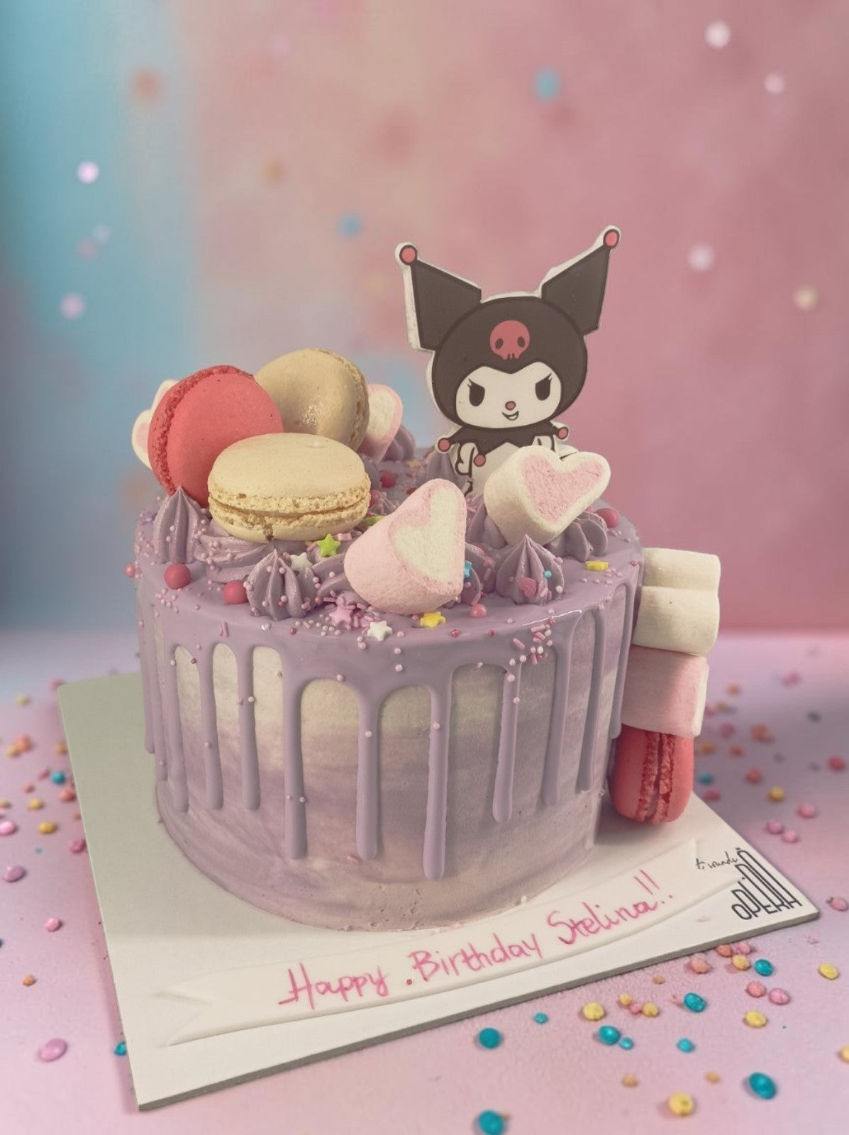 Τούρτα 3d Kuromi με Macarons & Drip