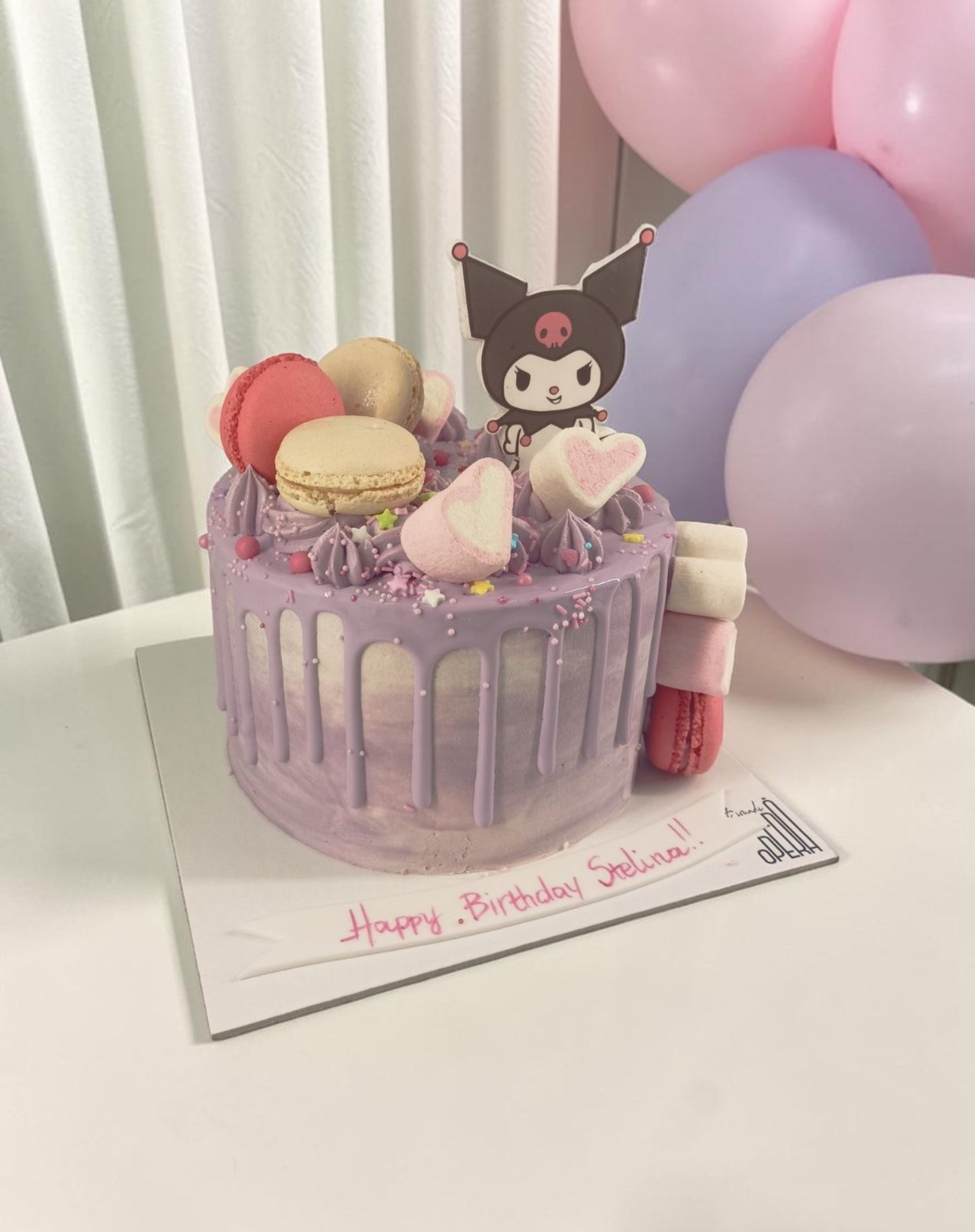Τούρτα 3d Kuromi με Macarons & Drip