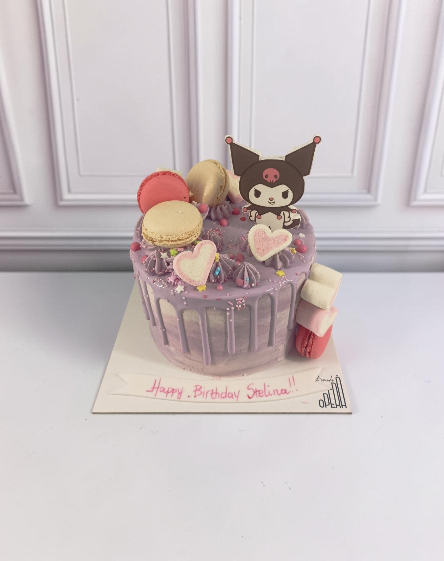 Τούρτα 3d Kuromi με Macarons & Drip