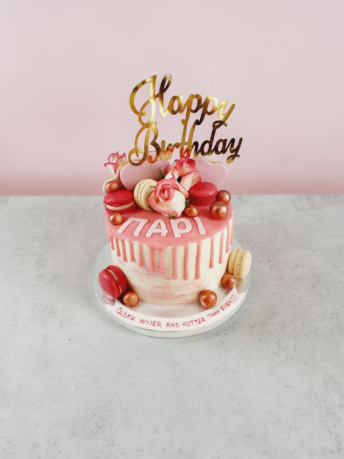 Ροζ Drip Cake με Macarons & Τριαντάφυλλα