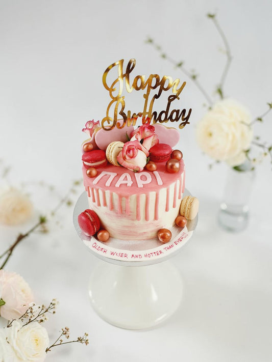 Ροζ Drip Cake με Macarons & Τριαντάφυλλα