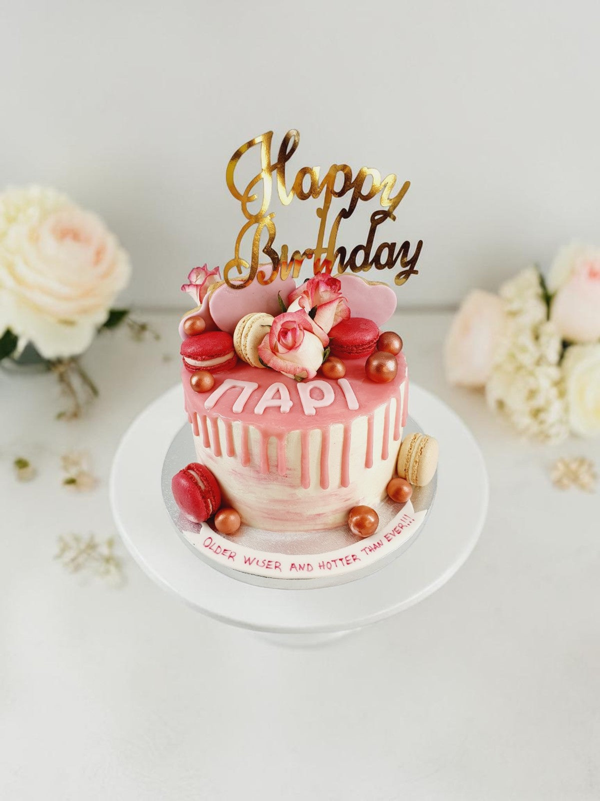 Ροζ Drip Cake με Macarons & Τριαντάφυλλα