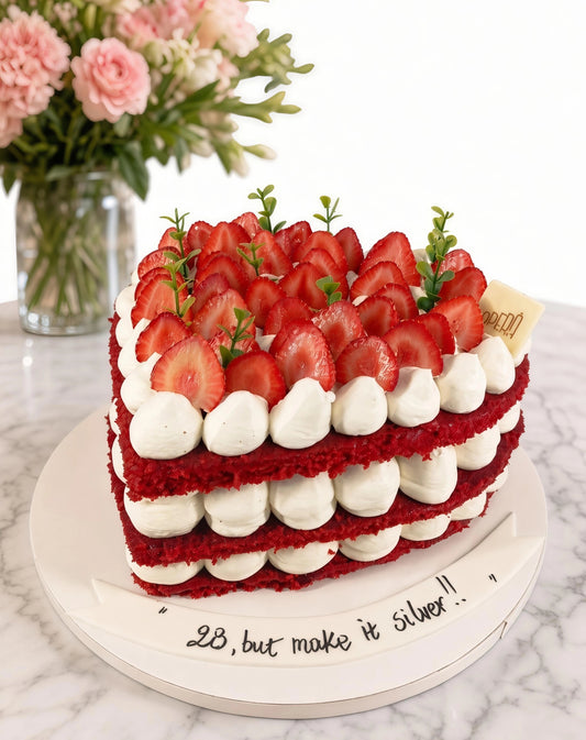 Red Velvet Τούρτα με Φράουλες